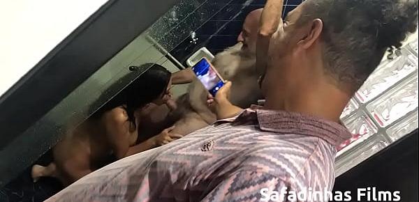  Backstage Sarah Rosa por trás das câmeras fazendo boquete no velhinho e tomando um banho sensual